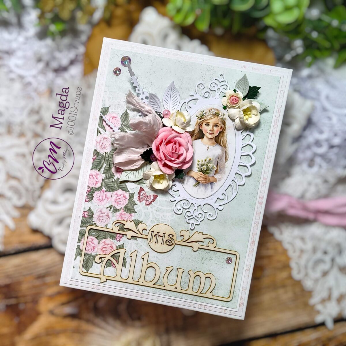 Zdjęcie Albumu komunijnego harmonijkowego na stole